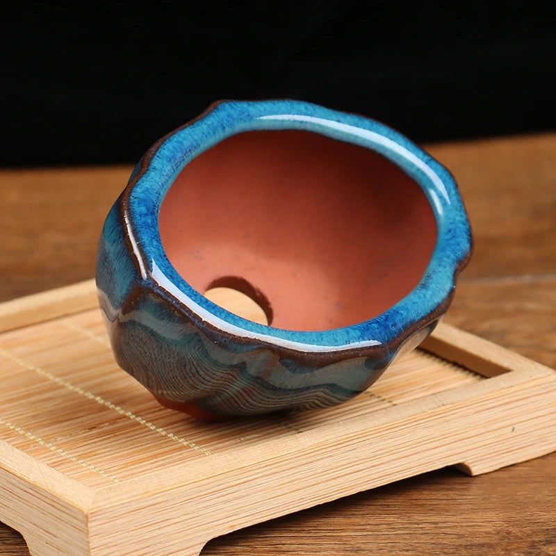 Pot de fleurs design gris sur étagère