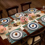 tapis table moderne rustique bleu brun beige rayures horizontales assiettes cuillères fourchettes couteaux verres