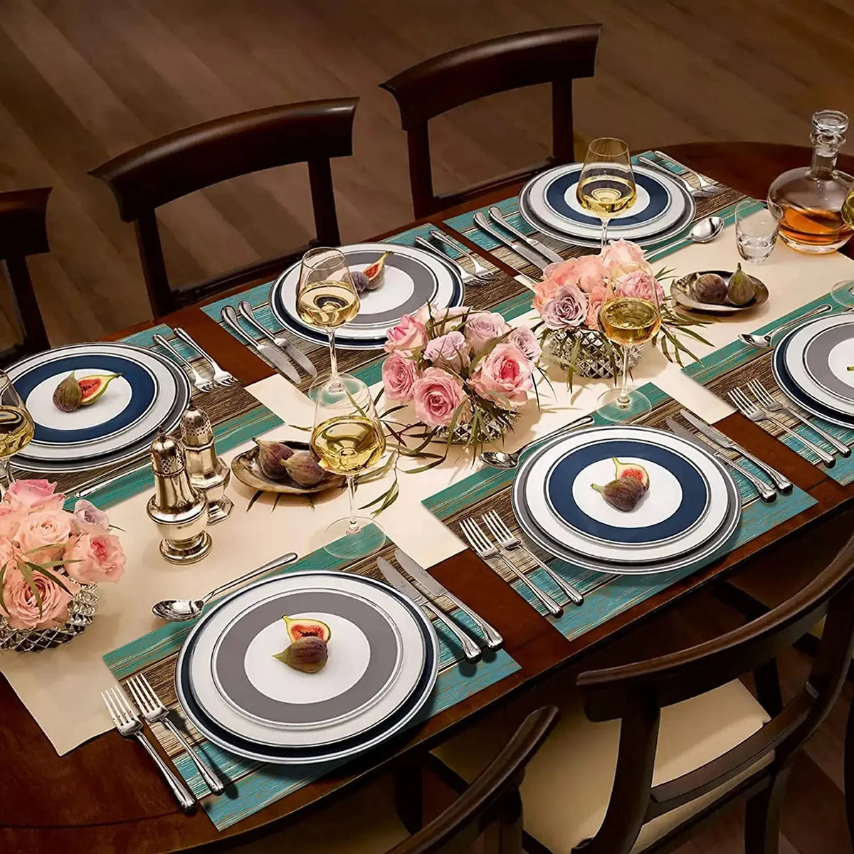 tapis table moderne rustique bleu brun beige rayures horizontales assiettes cuillères fourchettes couteaux verres