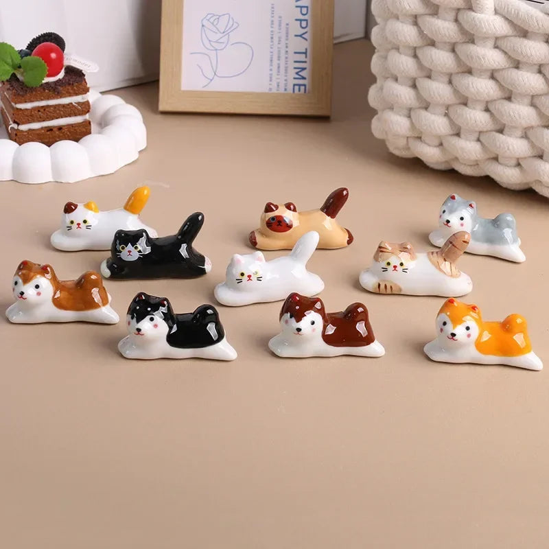 Support à couverts décoratif en céramique motif animaux vu de près