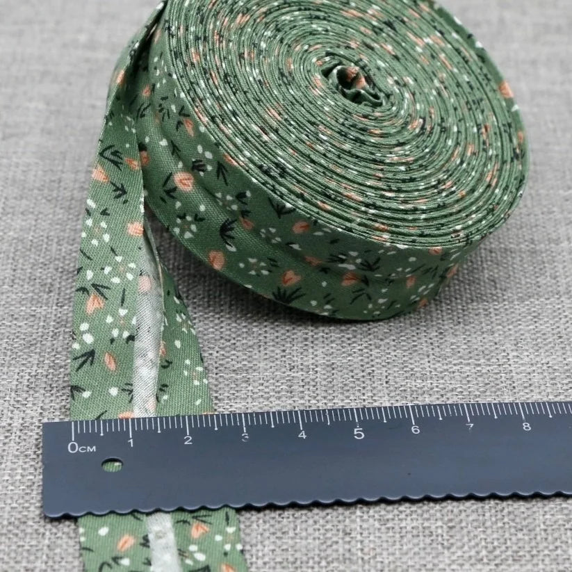 ruban coton motif floral rouge vert bleu blanc couture artisanale décoration textile