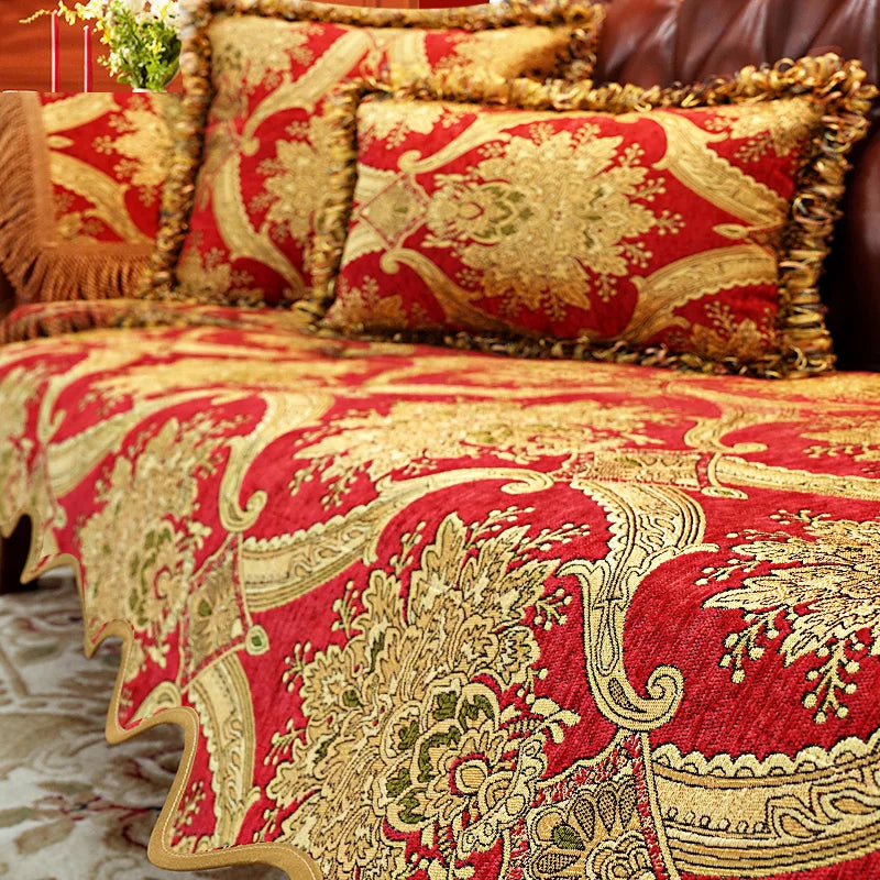 Ensemble de coussins décoratifs rouges et dorés avec des motifs floraux élégants.