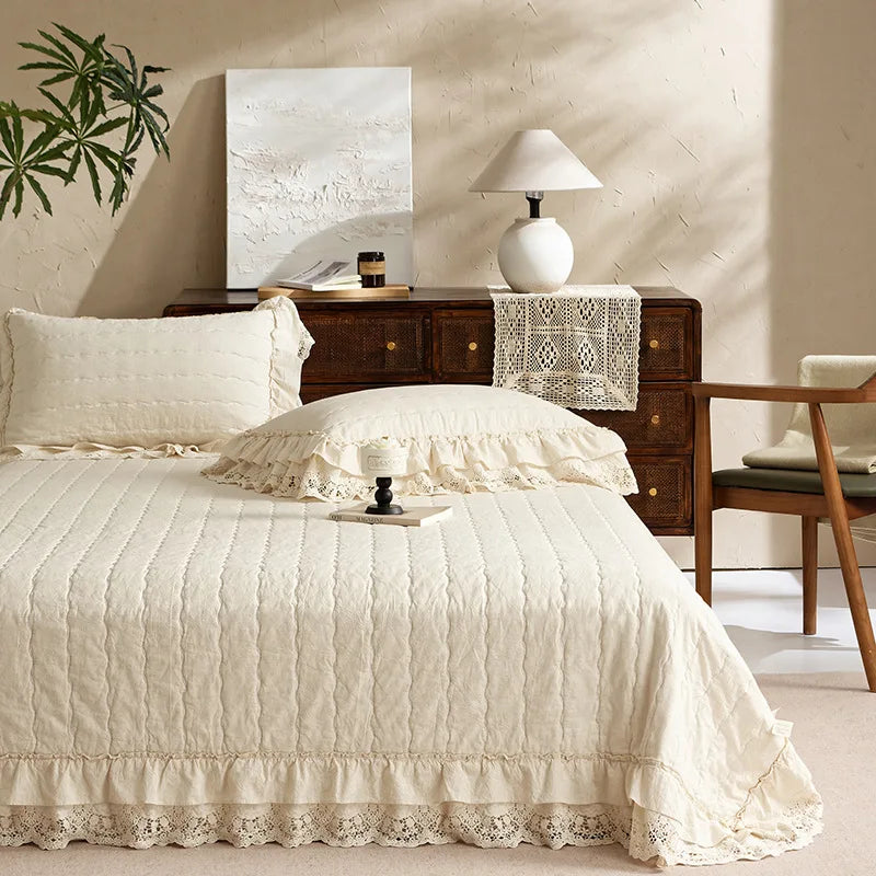 ensemble literie coton quilting dentelle crème beige marron vintage shabby chic couverture taies oreillers