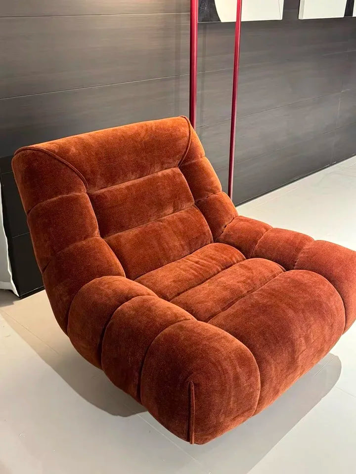 fauteuil pivotant moderne rose velours côtelé intérieur coussin décoratif livres vase fleurs