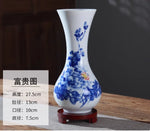 Vase de porcelaine blanche décoré de fleurs bleues sur un support en bois.