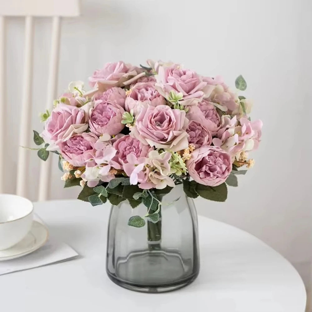 bouquets artificiels roses hydrangeas violettes roses blanches classiques décoration intérieure mariage anniversaire baby shower