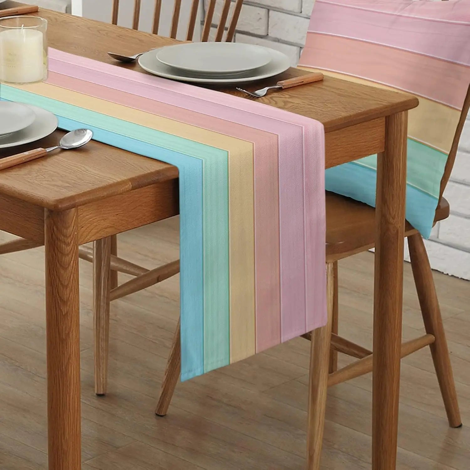 Une table en bois avec une belle nappe multicolore, disposée sur un sol en parquet, avec des chaises autour pour un repas convivial.