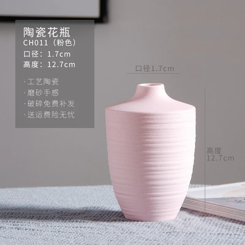Vase rose en céramique avec motifs élégants sur la surface, parfait pour décorer l'intérieur de la maison.
