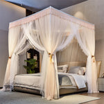 Une chambre luxueuse avec un lit à baldaquin orné de rideaux en dentelle blanche et dorée, offrant une atmosphère romantique et chaleureuse.