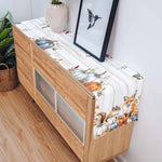 L'image montre un meuble de rangement en bois avec un joli motif automnale représentant des citrouilles, des animaux et des feuilles.