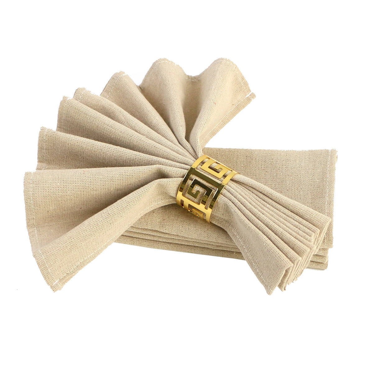 Serviettes en lin beige pliées et entourées d'un bracelet doré avec un motif géométrique.