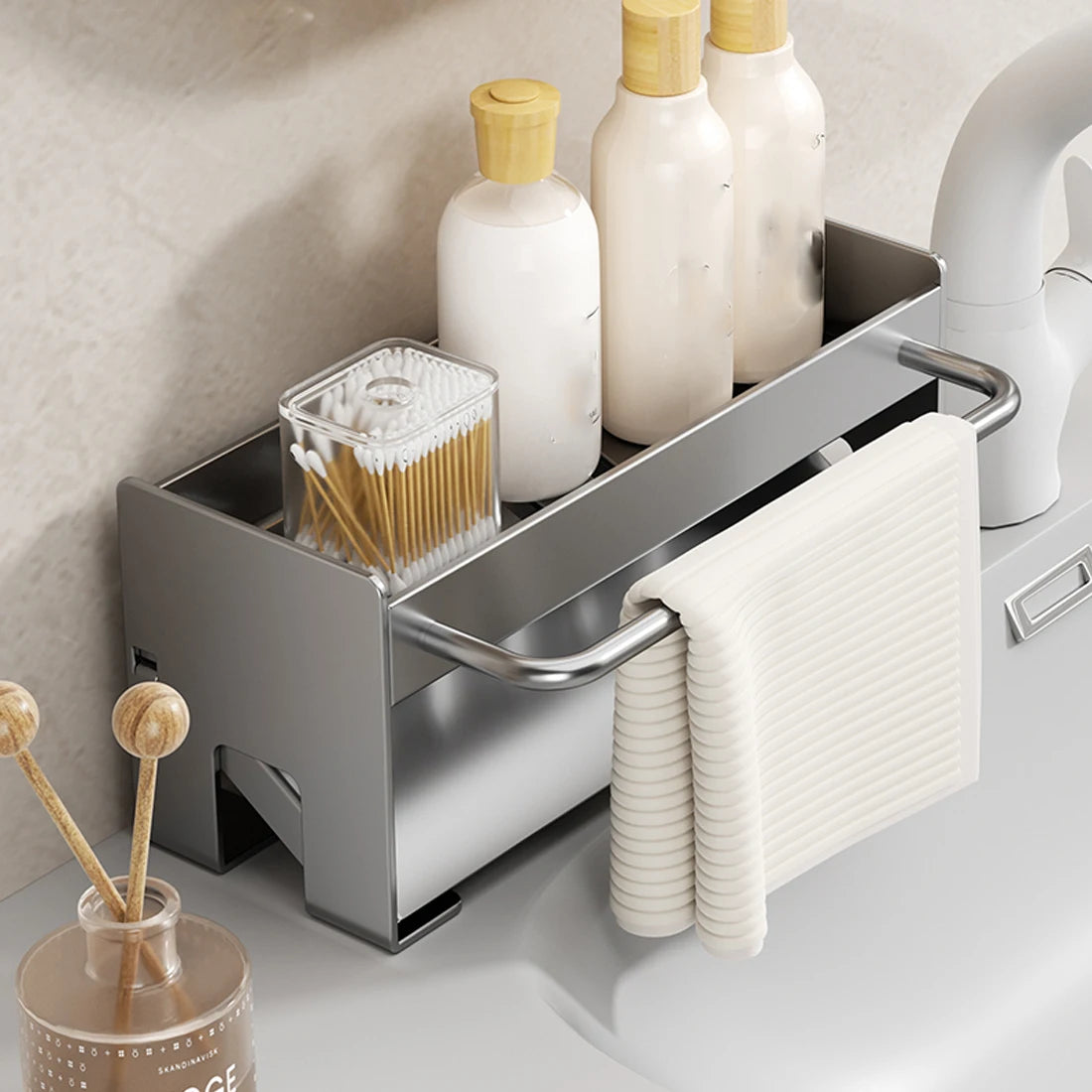 organisateur évier drainage vaisselle argenté moderne serviettes éponges brosses flacons minimalistes