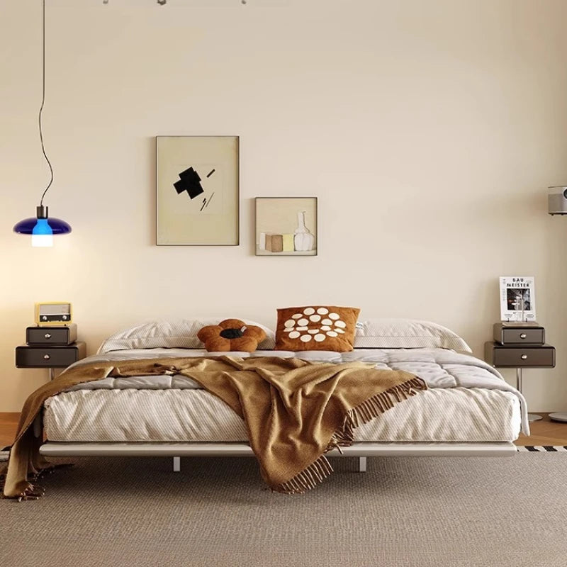 lit moderne blanc marron tissu composite acier inoxydable oreillers couverture tapis chambre coucher