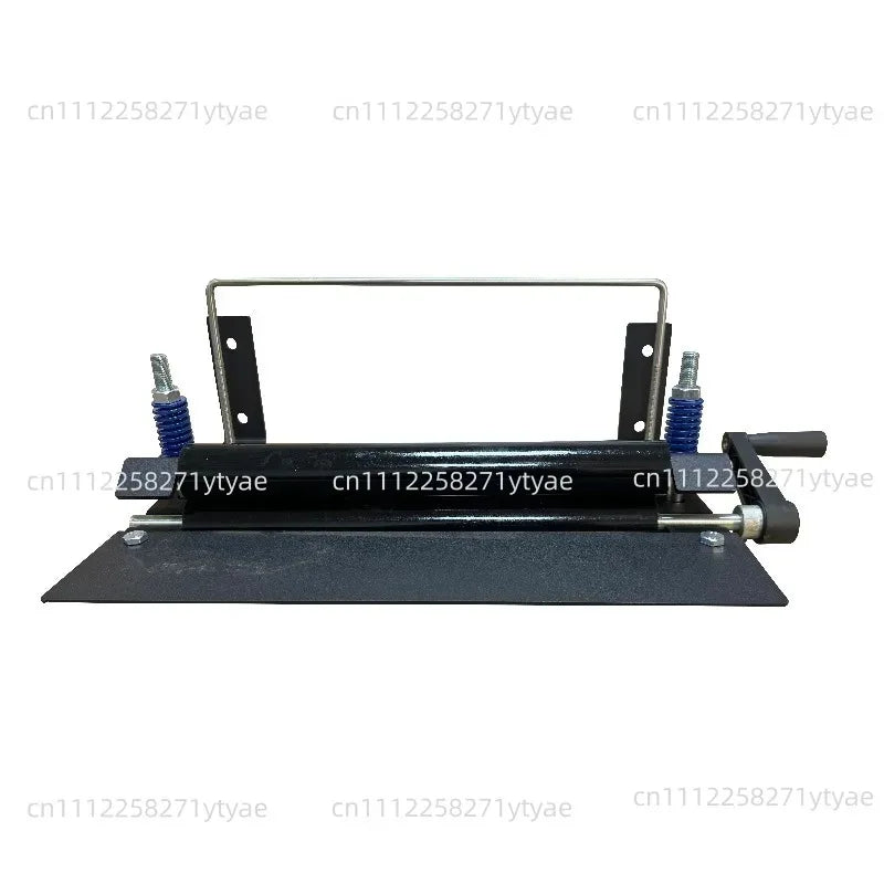 outil main industriel rouleau caoutchouc noir levier support métallique ressorts bleus découpe embossage textile