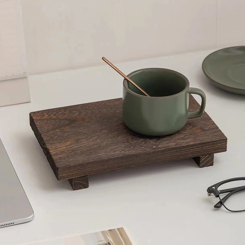 Plateau en bois vert dans une décoration de salon rustique