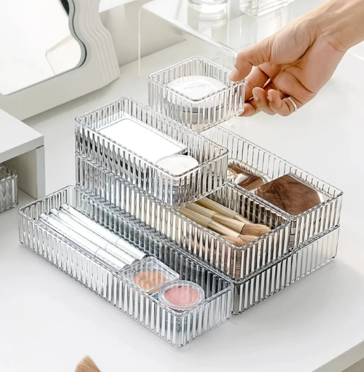 organisateur maquillage blanc transparent boîtes rangement compartiments moderne élégant pinceaux rouges lèvres bijoux soins