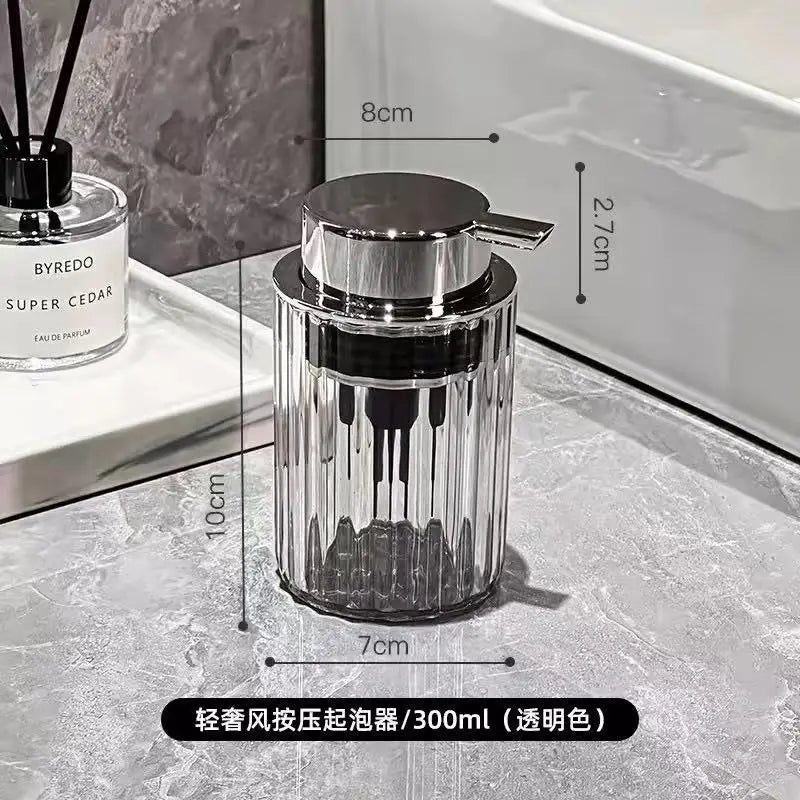 distributeur savon liquide transparent moderne rayures verticales pompe élégant salle bain comptoir