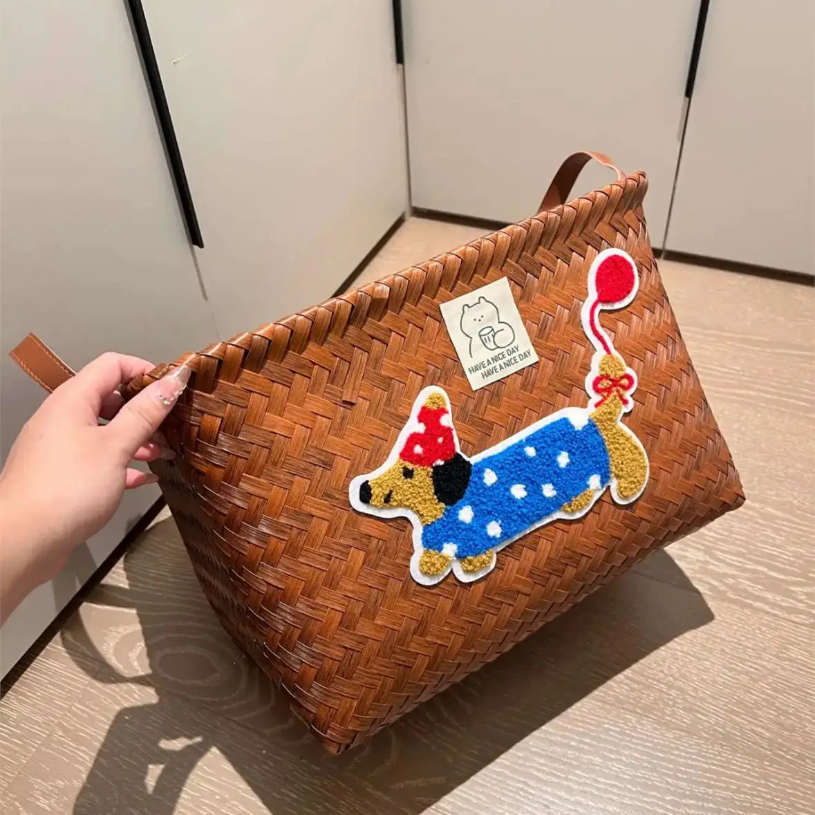 panier rangement rotin tissé marron clair brodé chien rustique poignées cuir décoration maison
