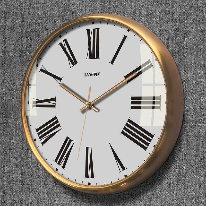 Horloge murale en bois massif dans une chambre à coucher