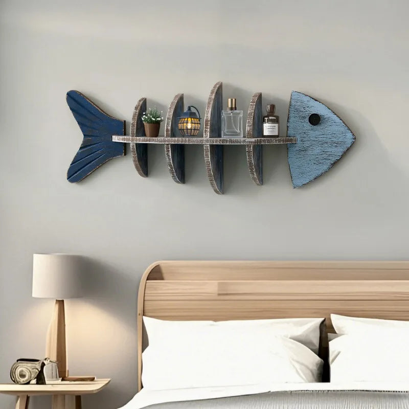 étagère murale poisson bois bleu gris vertèbres décorative plantes artificielles bouteilles parfum lanterne photo