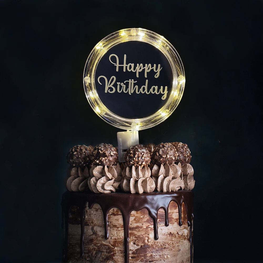 décoration gâteau lettres dorées guirlande lumineuse blanche fleurs papier clips moderne festif anniversaire