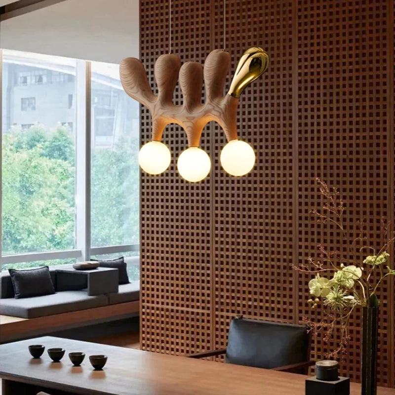Suspension lumineuse contemporaine bois marron clair doré noir trois ampoules blanches salon restaurant chambre