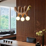 Suspension lumineuse contemporaine bois marron clair doré noir trois ampoules blanches salon restaurant chambre