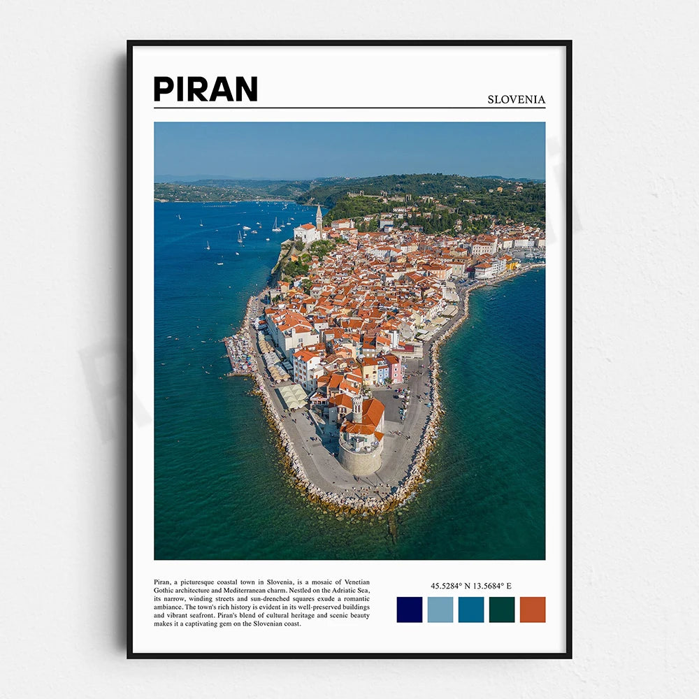 L'image montre une vue aérienne de la ville côtière de Piran en Slovénie, avec ses maisons aux toits rouges et son clocher caractéristique surplombant la mer Adriatique.