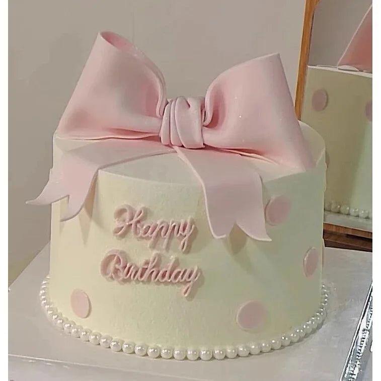 gâteau factice décoration mariage anniversaire noël valentin blanc rose rubans festive moderne