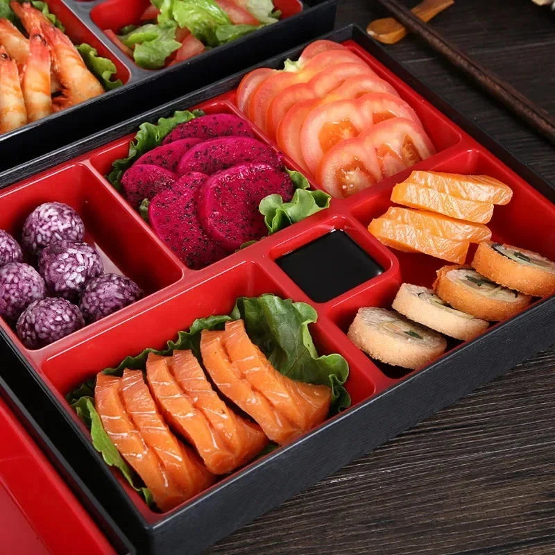 boîte repas traditionnelle japonaise rouge noire texture bois compartiments multiples riz viandes légumes poisson
