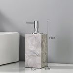 ensemble produits salle bain marbre gris marbré moderne élégant distributeur savon porte gobelets porte