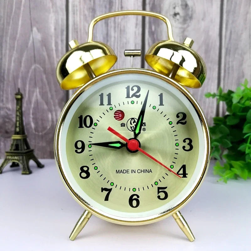 Réveil vintage argenté silencieux vue de face