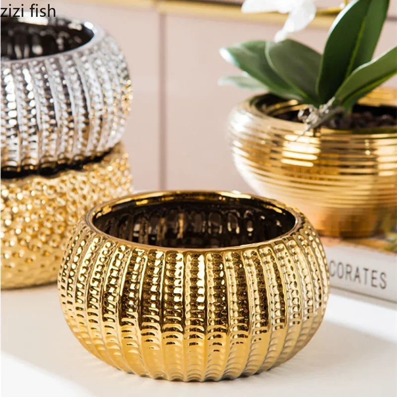 Cache pot sur pied gris clair avec plante verte dans un coin salon