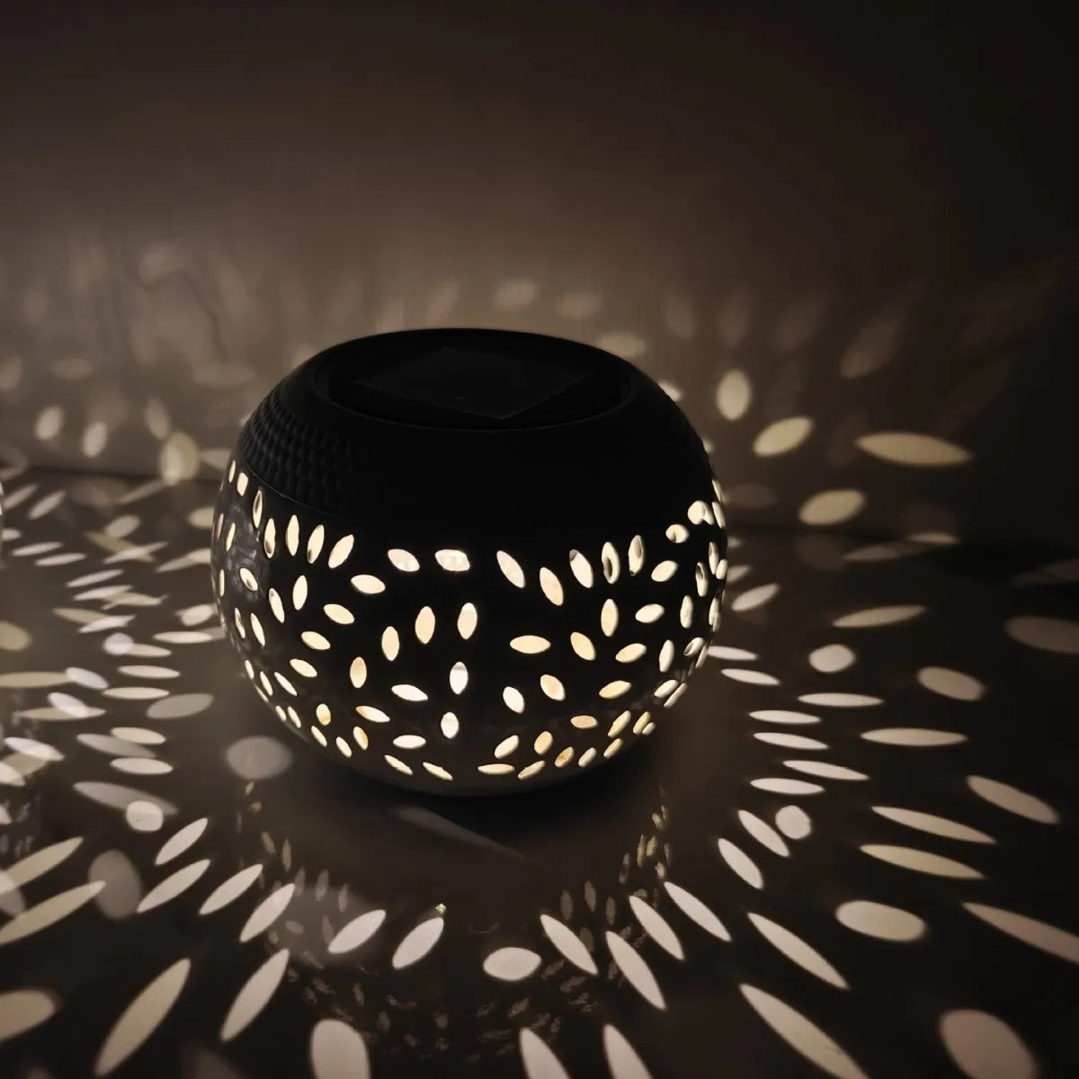 lampe solaire extérieure led noir blanche perforations feuilles decoratif oriental ambiance chaleureuse