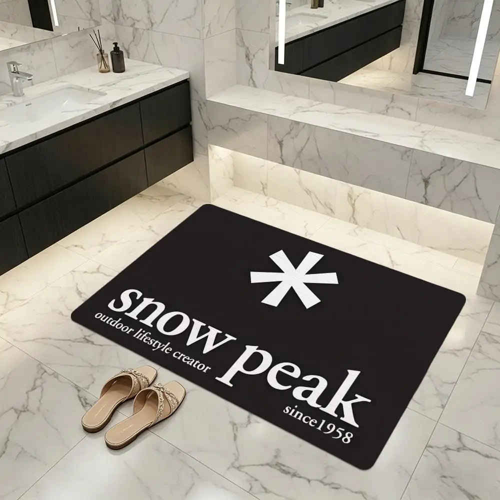 tapis sol noir logo snow peak minimaliste antidérapant bain moderne camping usage