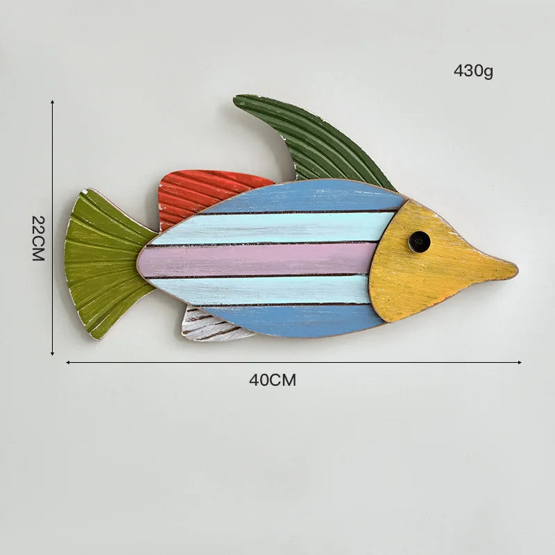 décoration murale poissons bois couleurs vives artisanal thème océan vintage
