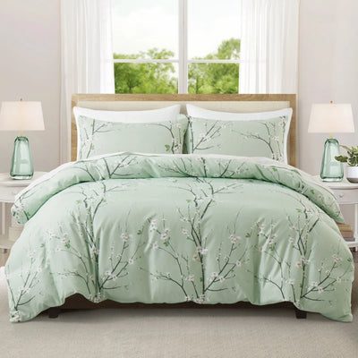 Housse de couette florale vert sauge avec motif fleur de prunier sur lit