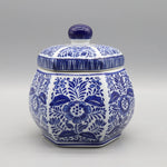 Pot de céramique décoratif orné de motifs floraux bleus et blancs.