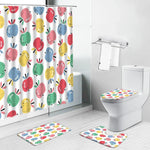 Rideau de douche coloré avec motifs de pommes sur fond blanc, accompagné de tapis de bain assortis et housse de siège de toilettes. Ce design ludique apporte une touche de fraîcheur et de modernité à votre salle de bain, transformant l'espace en un lieu accueillant et esthétiquement plaisant. Parfait pour ajouter du caractère à votre décoration intérieure.