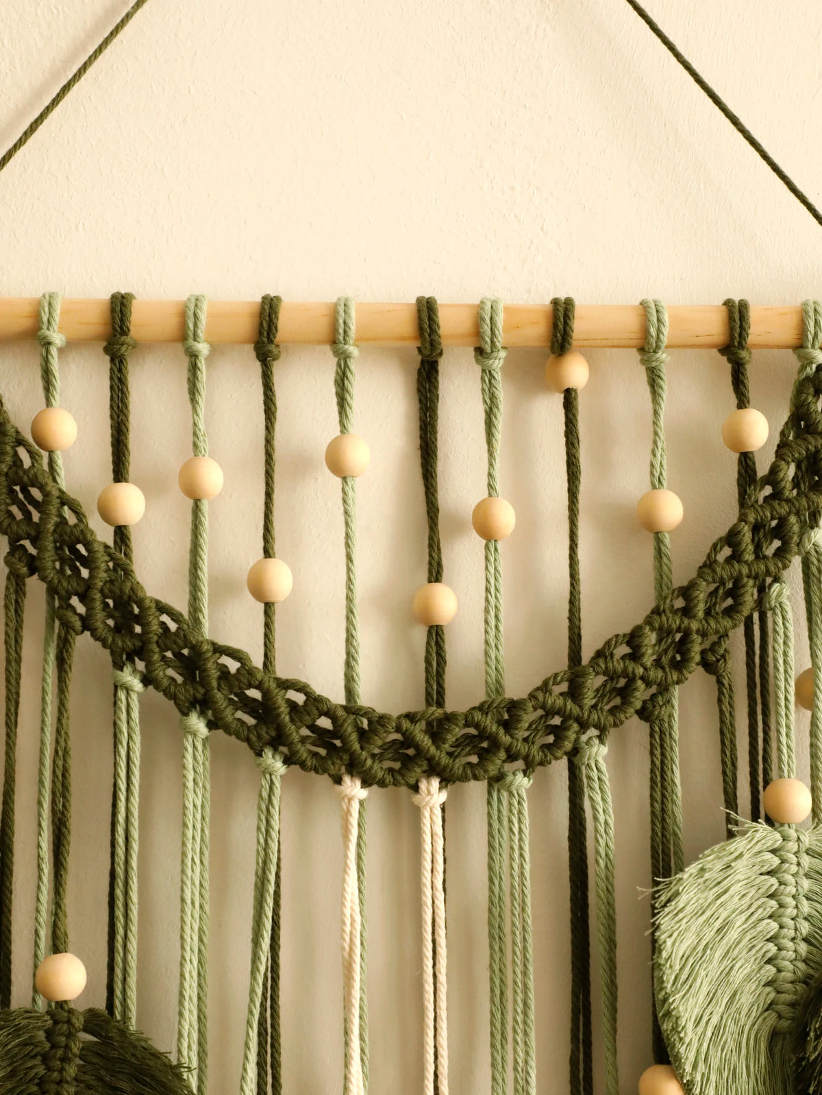 macramé mur vert olive feuilles cœur franges boho décoration murale ornement maison