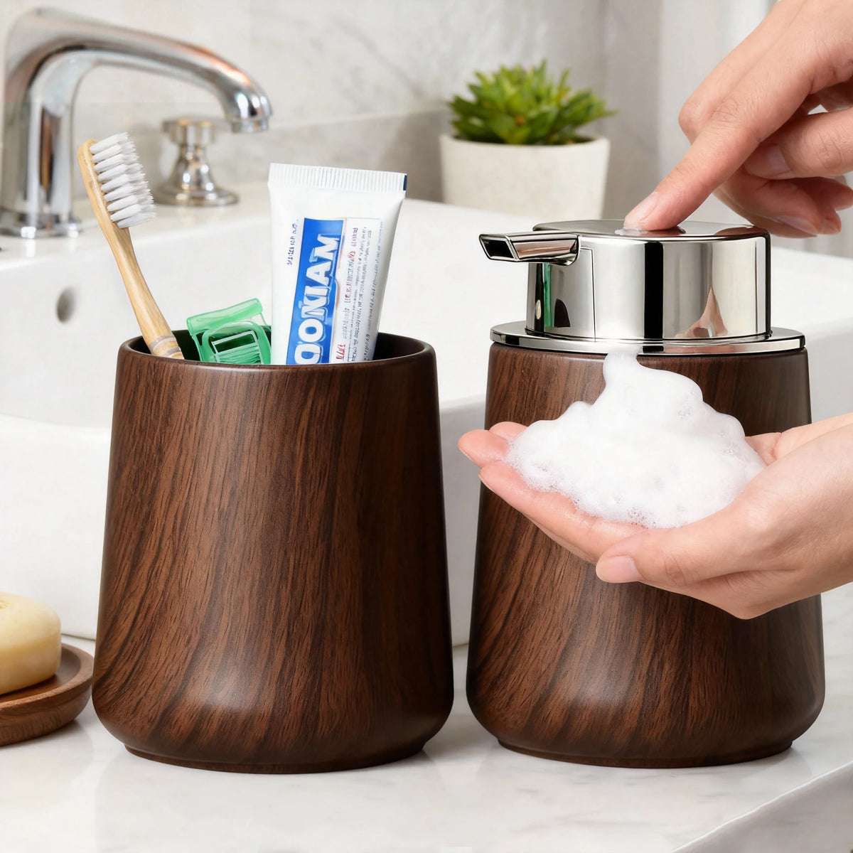 distributeur savon mousse porte brosse dents moderne bois naturel marron foncé salle bain cuisine