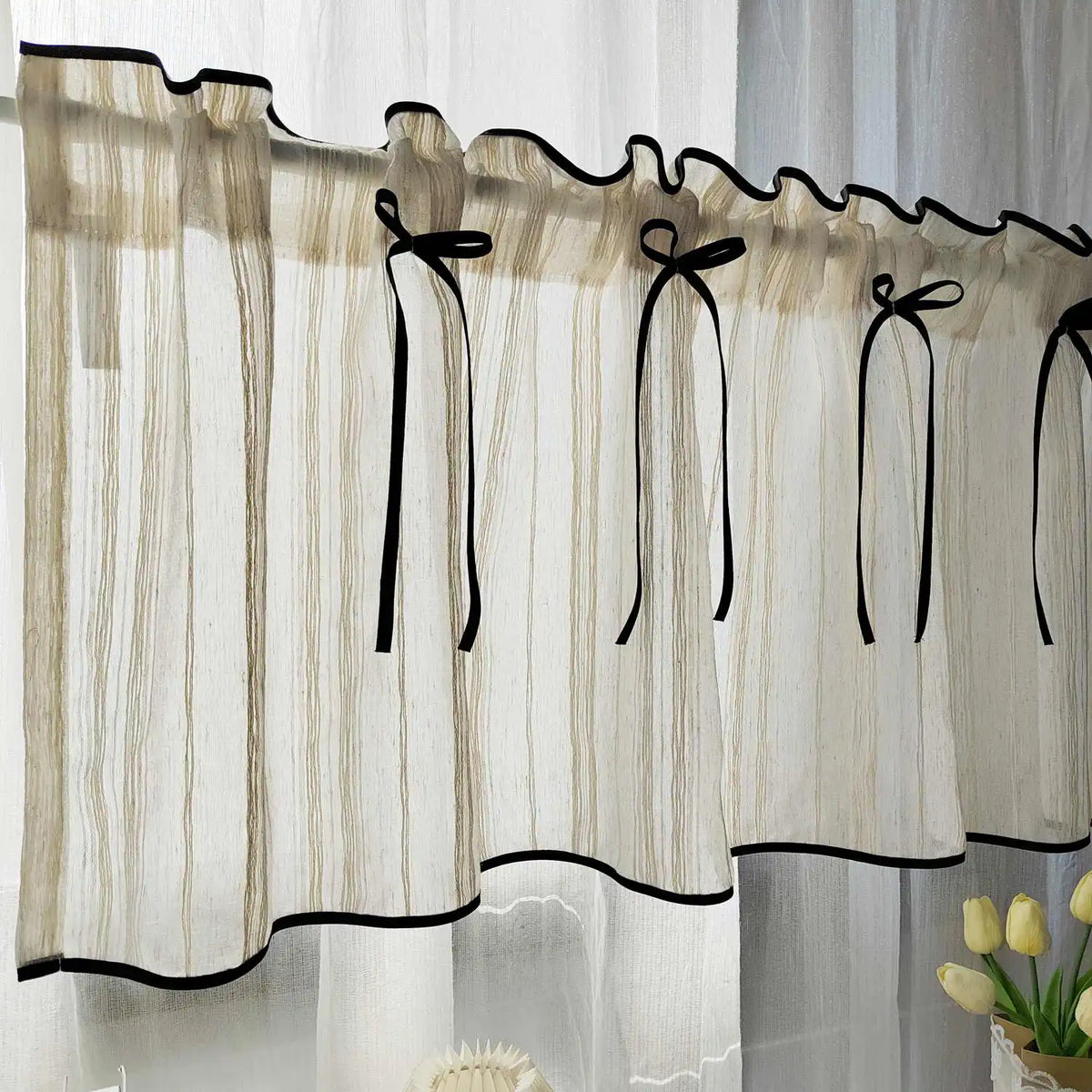 rideau transparent rustique tissu texturé blanc bord noir valance courte fenetre cuisine