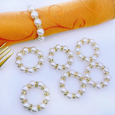 Rond de serviette doré avec perles sur table