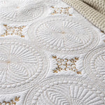 Vue rapprochée de la texture du coton et des finitions jacquard