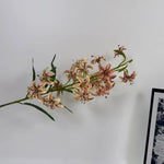 décoration intérieure moderne bouquet fleurs artificielles violet rose blanc jaune vase rectangulaire