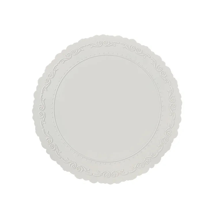 tapis table blanc fleurs bleues bordure dentelée classique baroque vaisselle antidérapant PVC