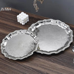 assiettes ovales or argent poignées texture fine élégantes classiques présentation desserts maison