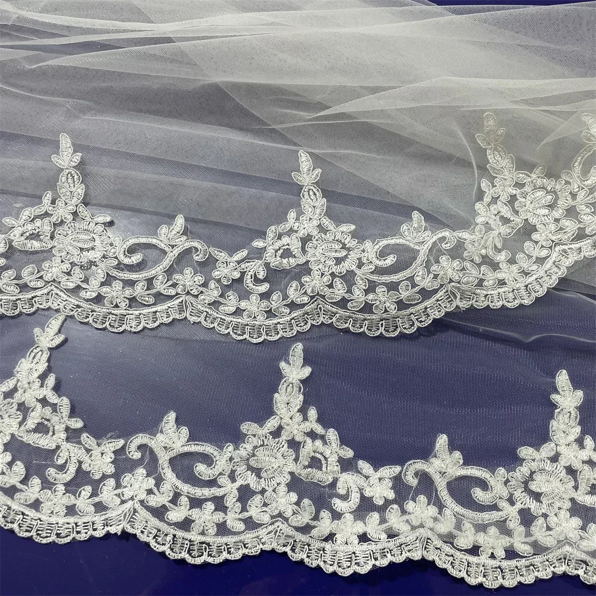 voile mariée blanc dentelle motifs floraux élégant clips métalliques translucide classique