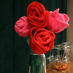 décoration intérieure bouquets roses rouges velours modernes feuilles vertes maison anniversaire