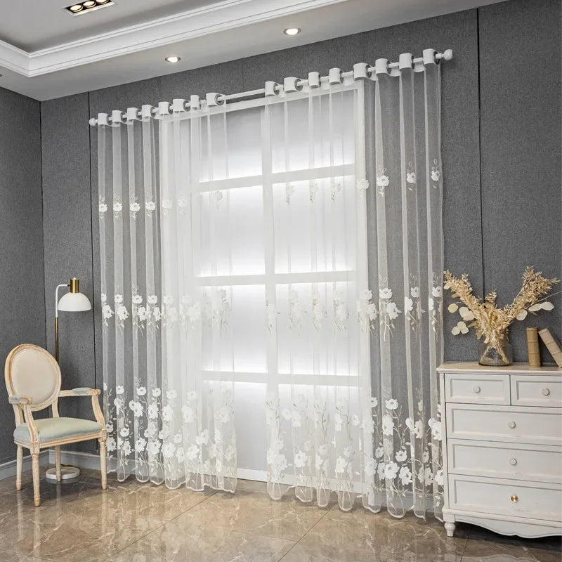 rideau transparent gris clair blanc fleurs brodées classique salon chambre fenêtre maison